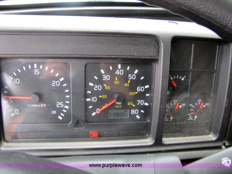 image for item 3093 2003 Volvo VNL 770 semi truck