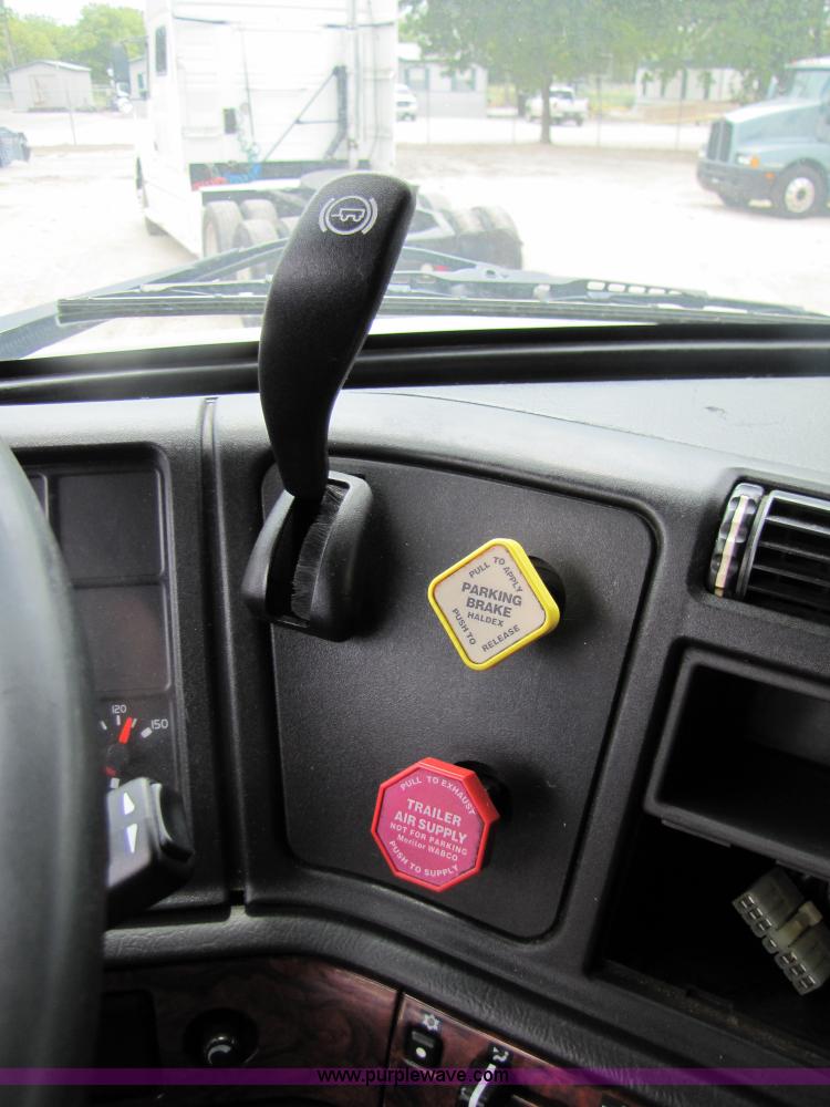 image for item 3093 2003 Volvo VNL 770 semi truck