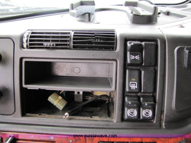 image for item 3093 2003 Volvo VNL 770 semi truck