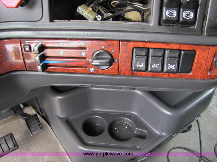 image for item 3093 2003 Volvo VNL 770 semi truck