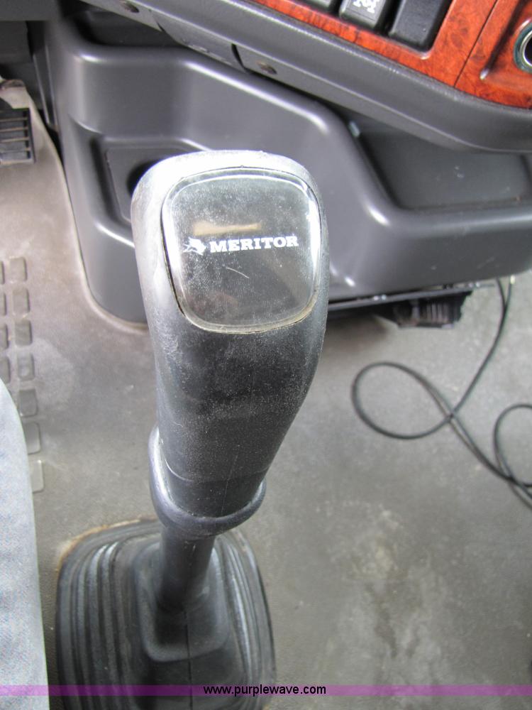 image for item 3093 2003 Volvo VNL 770 semi truck