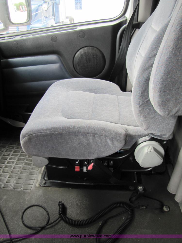 image for item 3093 2003 Volvo VNL 770 semi truck