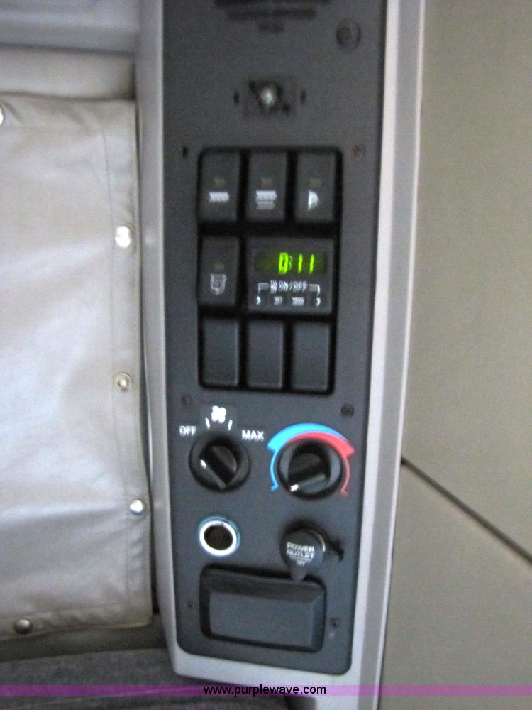 image for item 3093 2003 Volvo VNL 770 semi truck