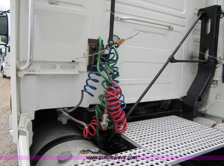 image for item 3093 2003 Volvo VNL 770 semi truck