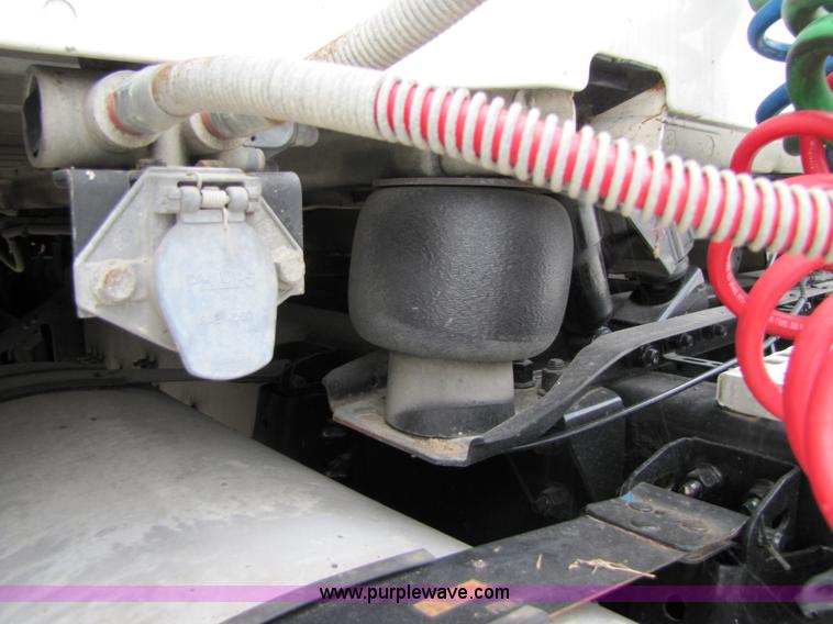 image for item 3093 2003 Volvo VNL 770 semi truck