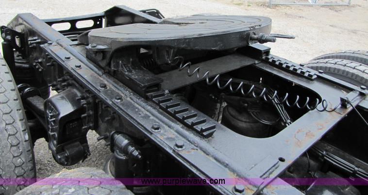 image for item 3093 2003 Volvo VNL 770 semi truck