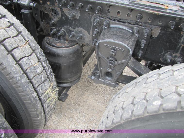 image for item 3093 2003 Volvo VNL 770 semi truck