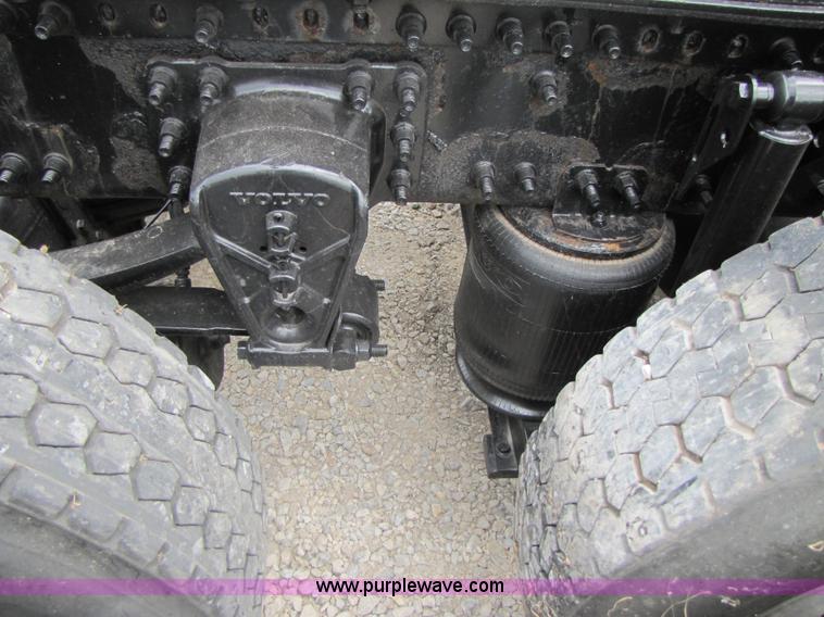 image for item 3093 2003 Volvo VNL 770 semi truck