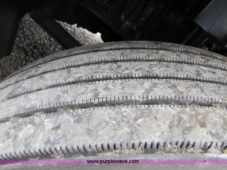 image for item 3093 2003 Volvo VNL 770 semi truck