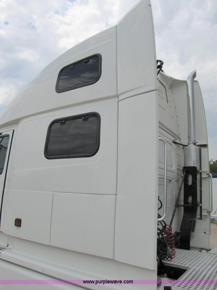 image for item 3093 2003 Volvo VNL 770 semi truck