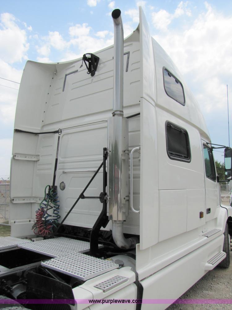 image for item 3093 2003 Volvo VNL 770 semi truck