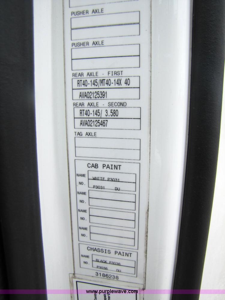 image for item 3093 2003 Volvo VNL 770 semi truck