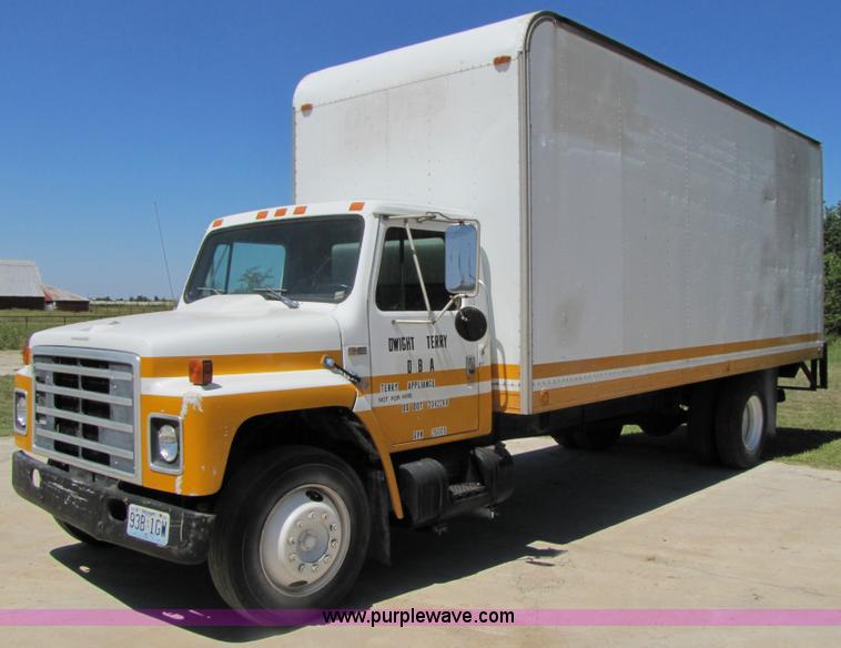 image for item 3121 1986 International Series 1754 box truck