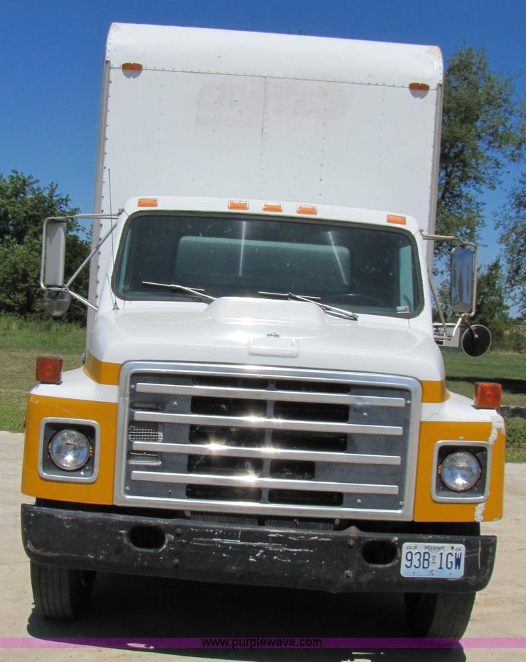 image for item 3121 1986 International Series 1754 box truck