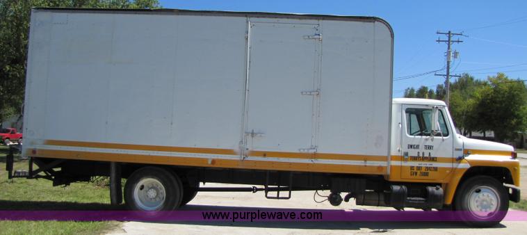 image for item 3121 1986 International Series 1754 box truck