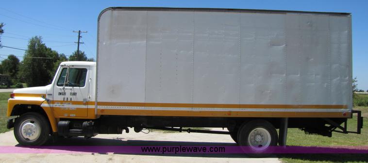 image for item 3121 1986 International Series 1754 box truck