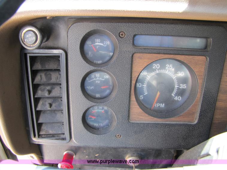 image for item 3121 1986 International Series 1754 box truck