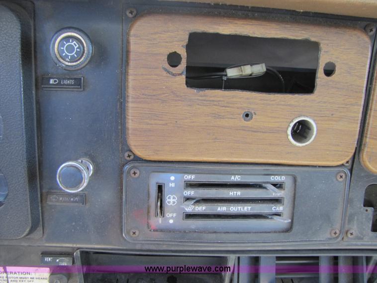 image for item 3121 1986 International Series 1754 box truck