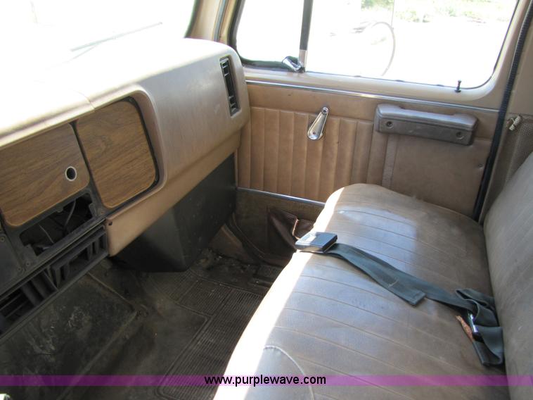 image for item 3121 1986 International Series 1754 box truck