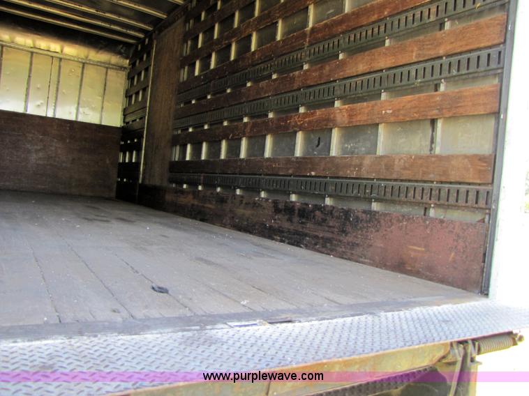 image for item 3121 1986 International Series 1754 box truck