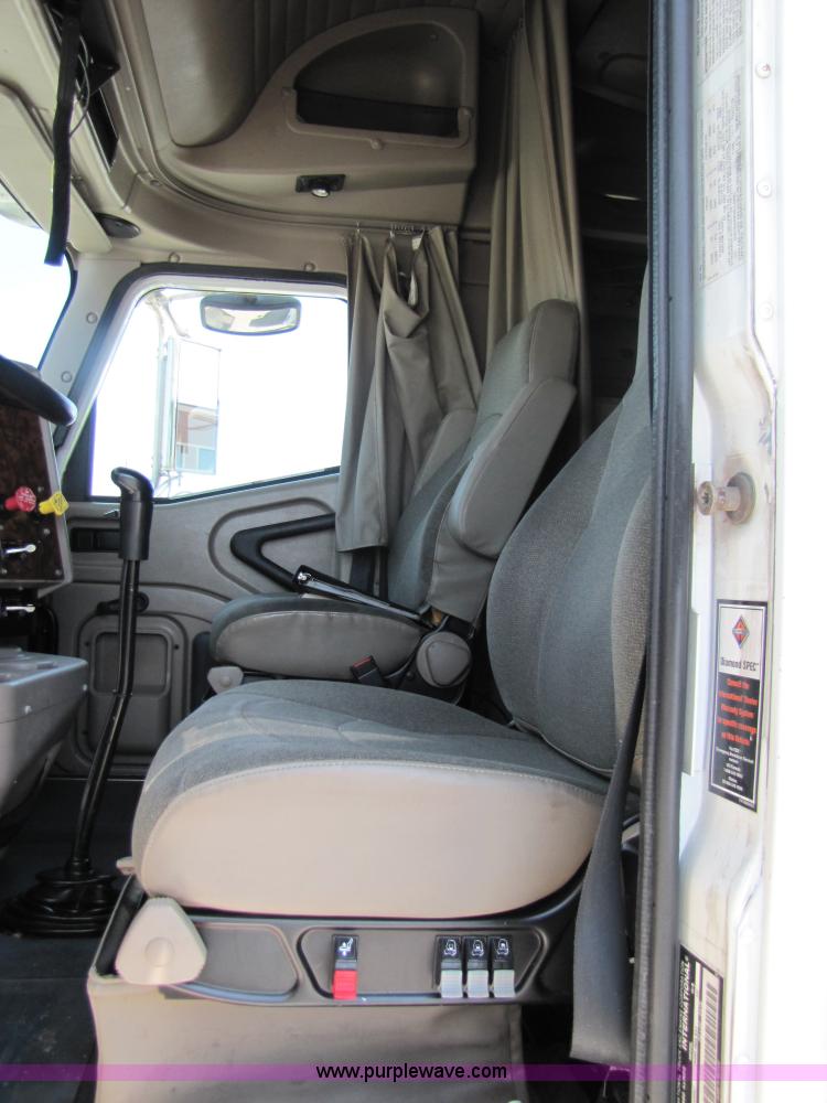 image for item 3137 2005 International 9400i SBA 6x4 semi truck