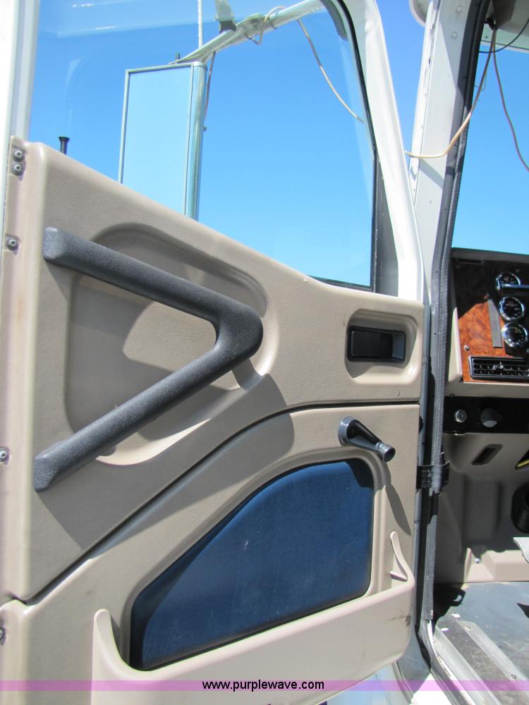 image for item 3137 2005 International 9400i SBA 6x4 semi truck