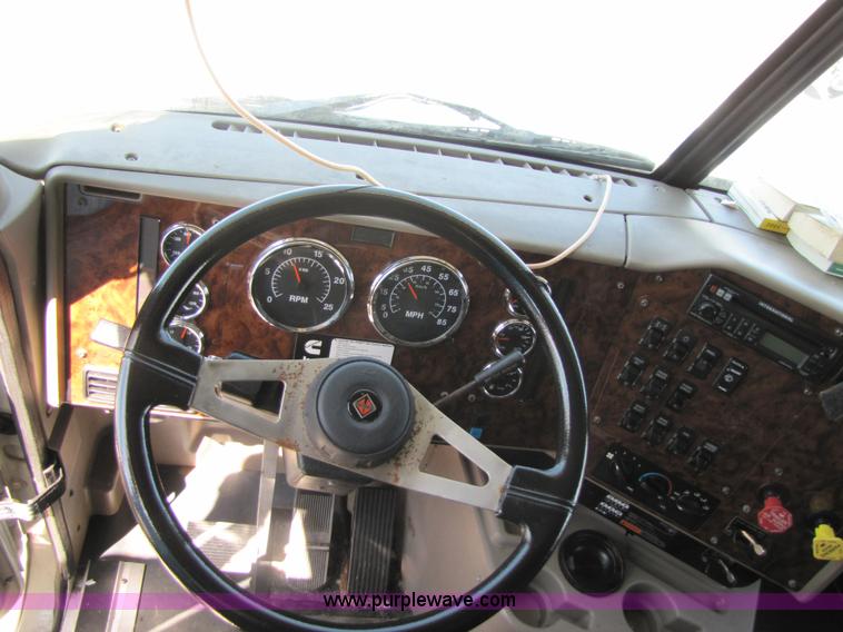 image for item 3137 2005 International 9400i SBA 6x4 semi truck