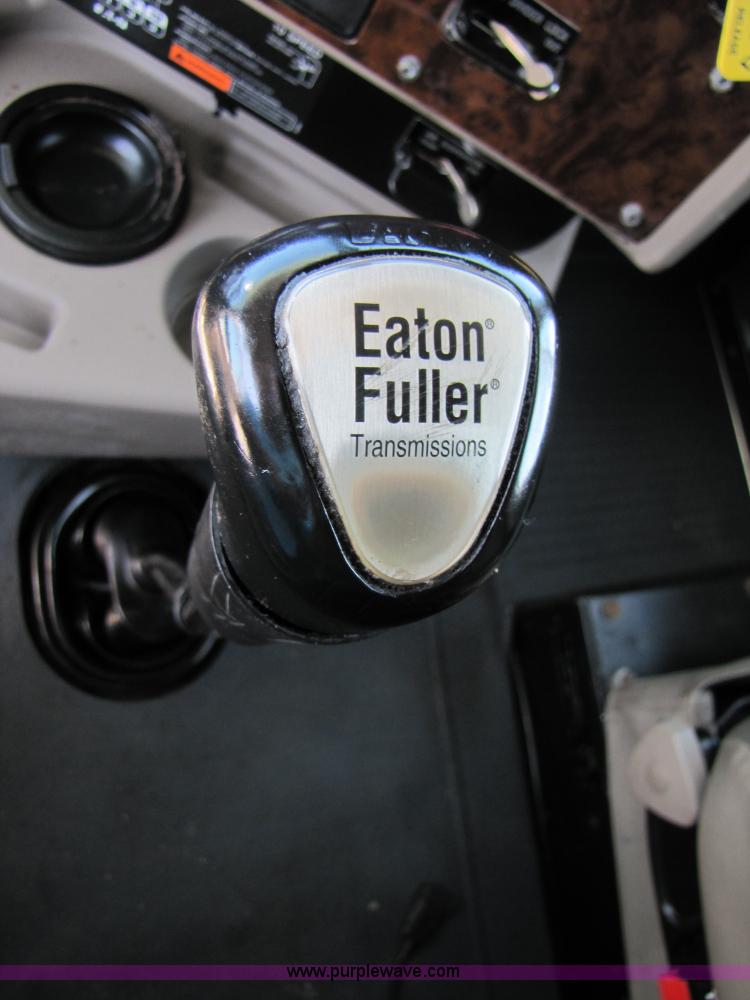 image for item 3137 2005 International 9400i SBA 6x4 semi truck