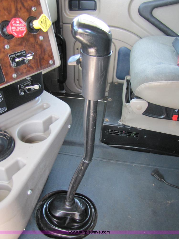 image for item 3137 2005 International 9400i SBA 6x4 semi truck