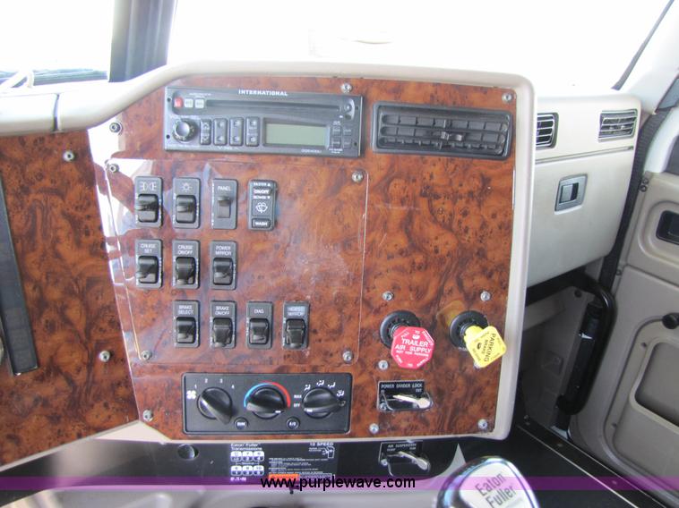 image for item 3137 2005 International 9400i SBA 6x4 semi truck