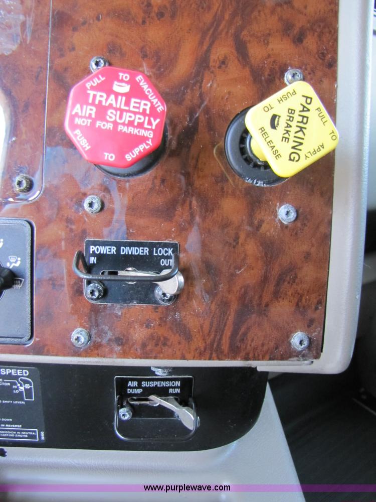 image for item 3137 2005 International 9400i SBA 6x4 semi truck