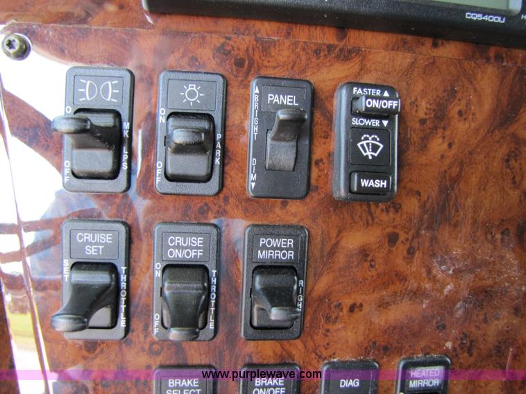 image for item 3137 2005 International 9400i SBA 6x4 semi truck