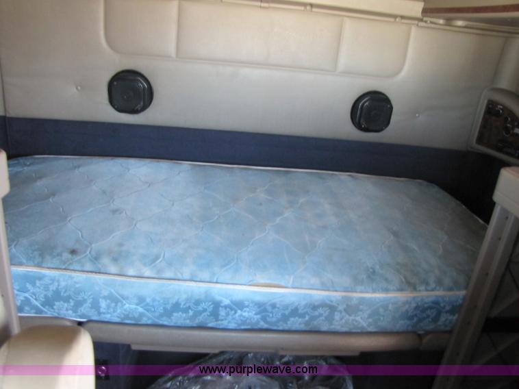 image for item 3137 2005 International 9400i SBA 6x4 semi truck