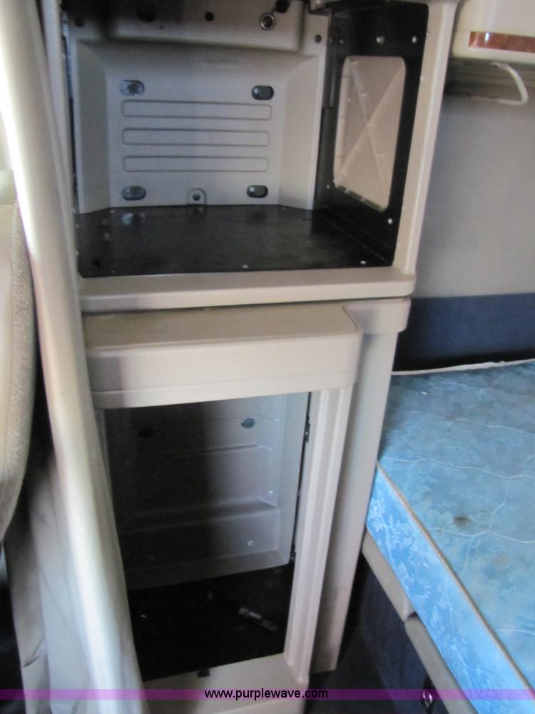 image for item 3137 2005 International 9400i SBA 6x4 semi truck