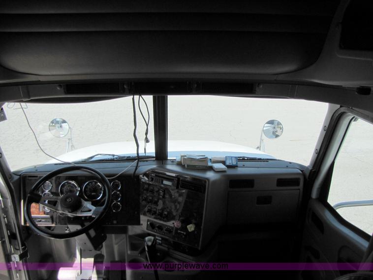 image for item 3137 2005 International 9400i SBA 6x4 semi truck