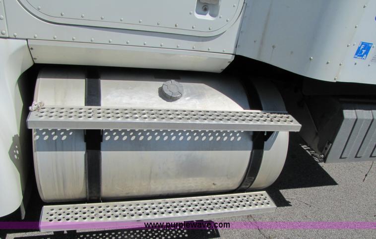 image for item 3137 2005 International 9400i SBA 6x4 semi truck