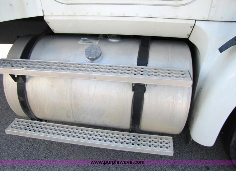 image for item 3137 2005 International 9400i SBA 6x4 semi truck