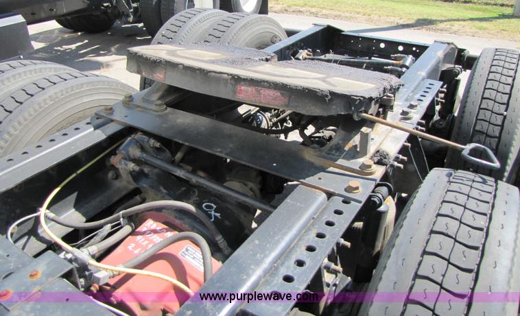 image for item 3137 2005 International 9400i SBA 6x4 semi truck