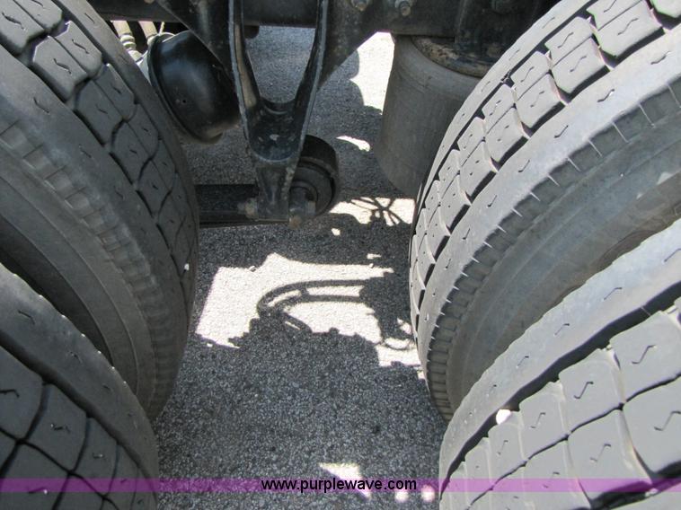 image for item 3137 2005 International 9400i SBA 6x4 semi truck