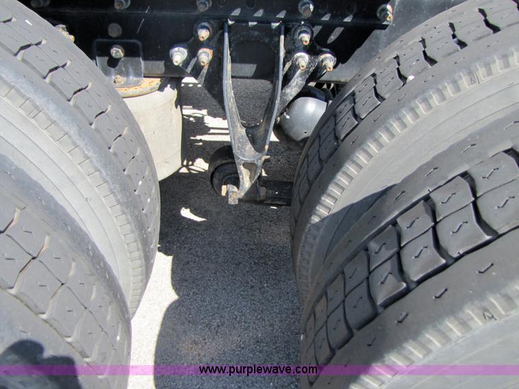 image for item 3137 2005 International 9400i SBA 6x4 semi truck