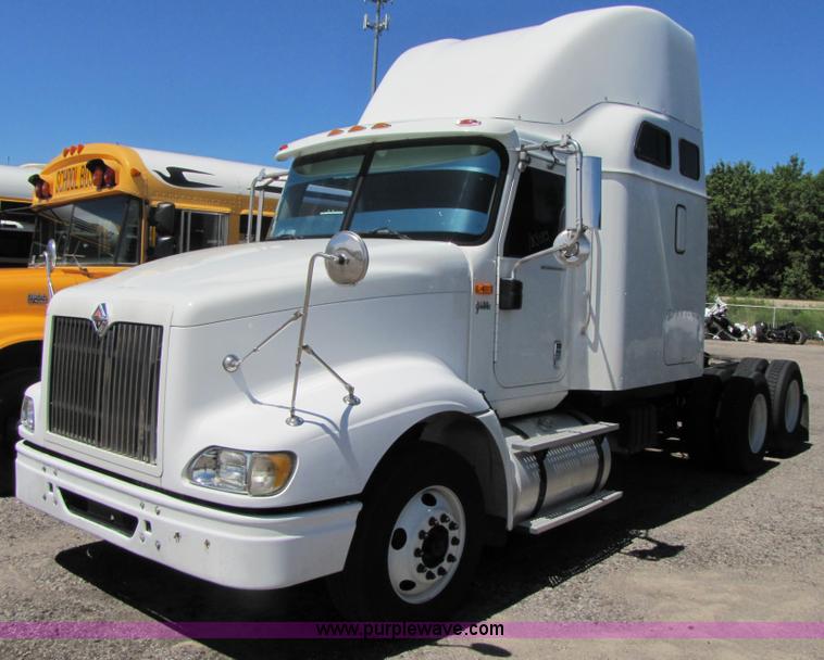 image for item 3189 2005 International 9400i SBA 6x4 semi truck