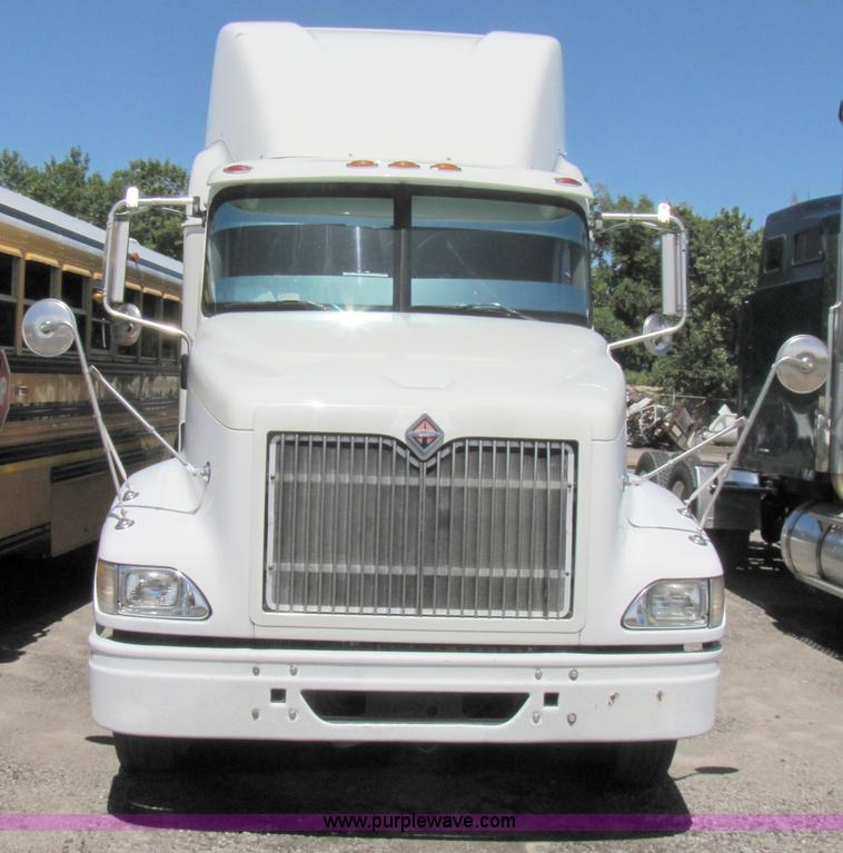 image for item 3189 2005 International 9400i SBA 6x4 semi truck