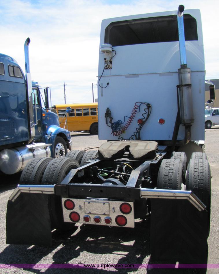 image for item 3189 2005 International 9400i SBA 6x4 semi truck