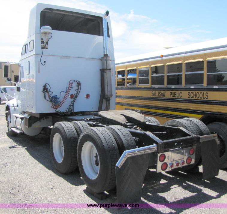 image for item 3189 2005 International 9400i SBA 6x4 semi truck