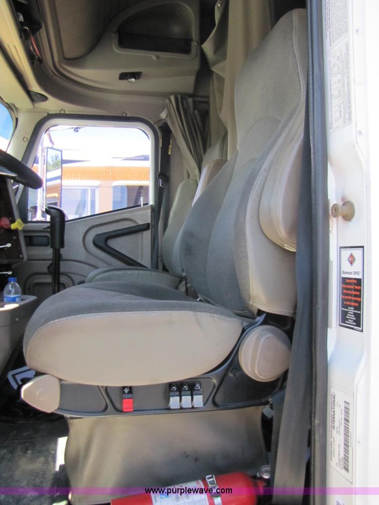 image for item 3189 2005 International 9400i SBA 6x4 semi truck