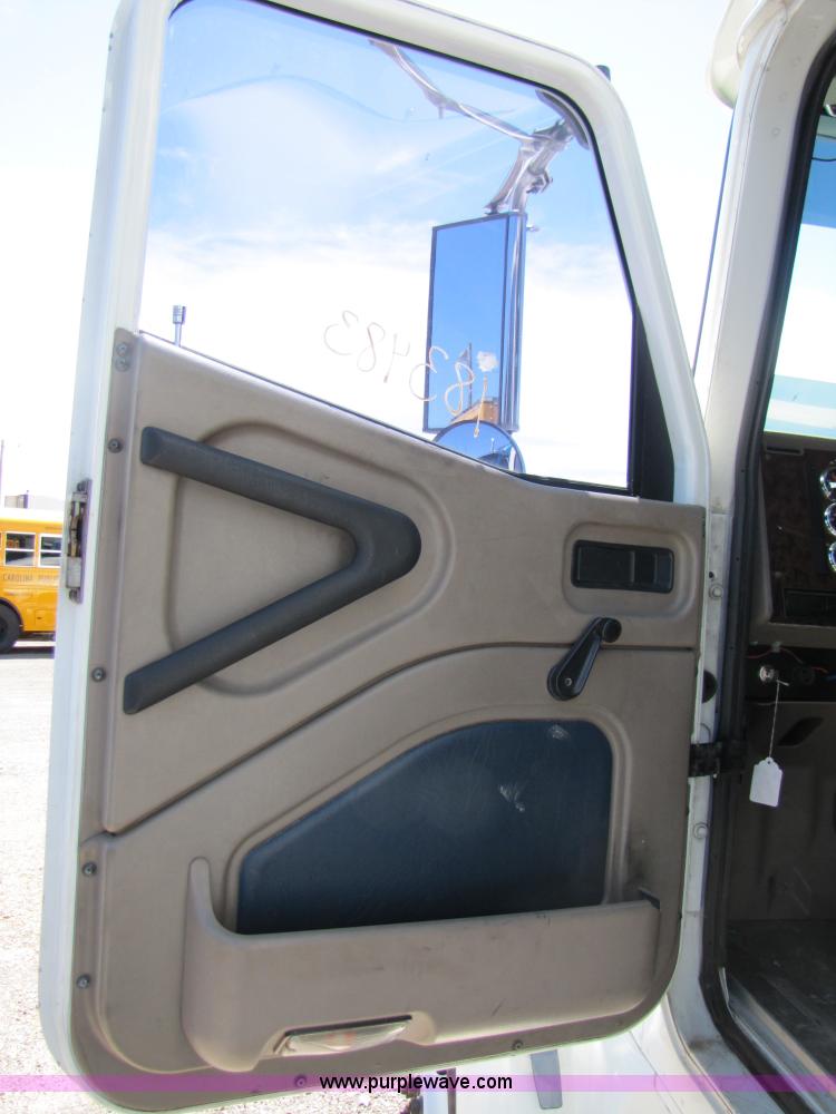 image for item 3189 2005 International 9400i SBA 6x4 semi truck