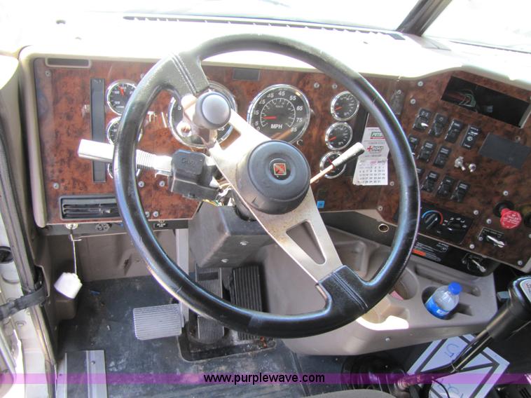 image for item 3189 2005 International 9400i SBA 6x4 semi truck