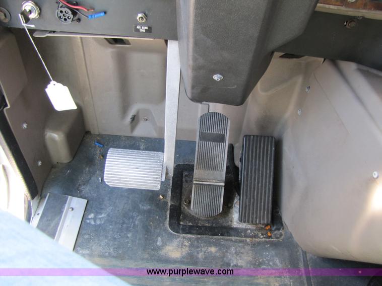 image for item 3189 2005 International 9400i SBA 6x4 semi truck