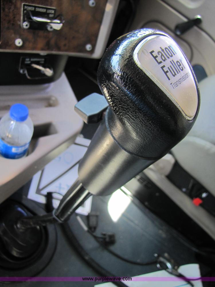 image for item 3189 2005 International 9400i SBA 6x4 semi truck