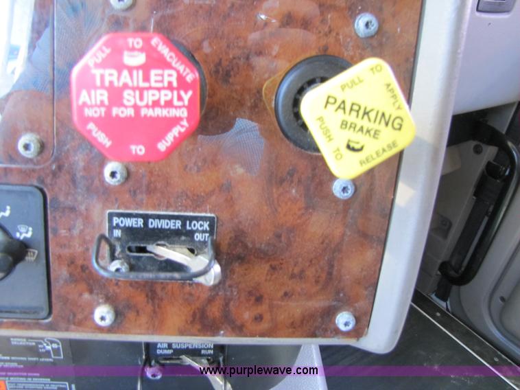 image for item 3189 2005 International 9400i SBA 6x4 semi truck